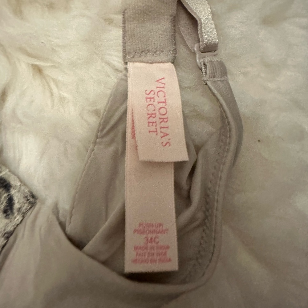 Victoria Secret bra. - Picture 2 of 2
